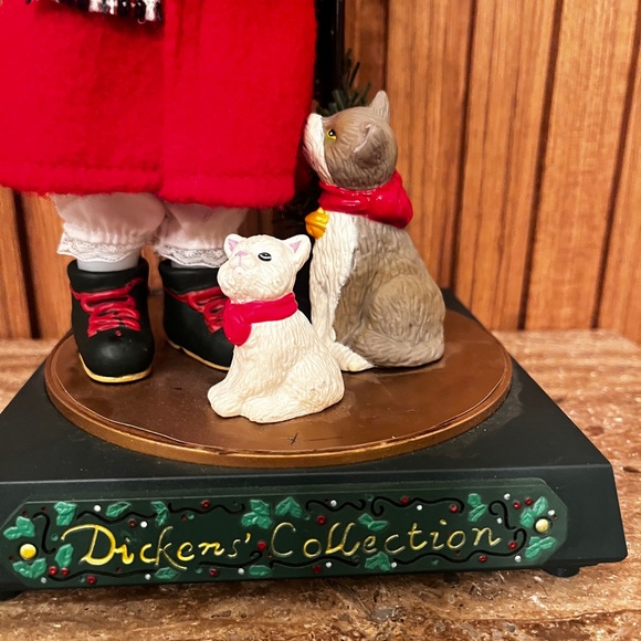 Vintage Dickens’ Collection  Smiles IND Girl Caroler GUC. Lights Up And Plays - Picture 5 of 11